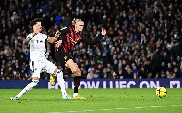 切尔西签下哈兰德，刷新英超转会记录(而在英超转会市场仅剩两天之际,切尔西不得不火速寻找)