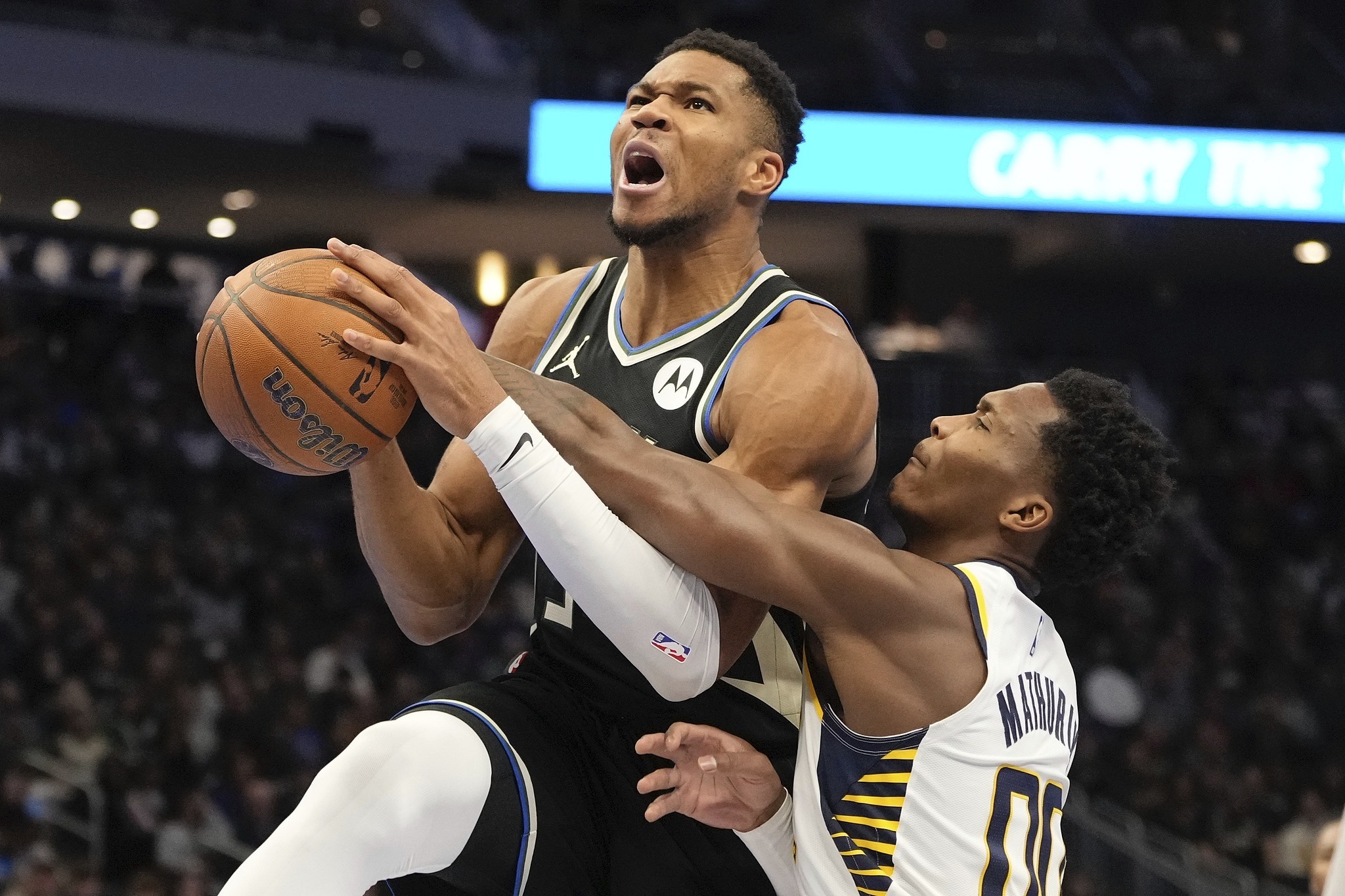 雄鹿核心强势得分领先对手多分的简单介绍