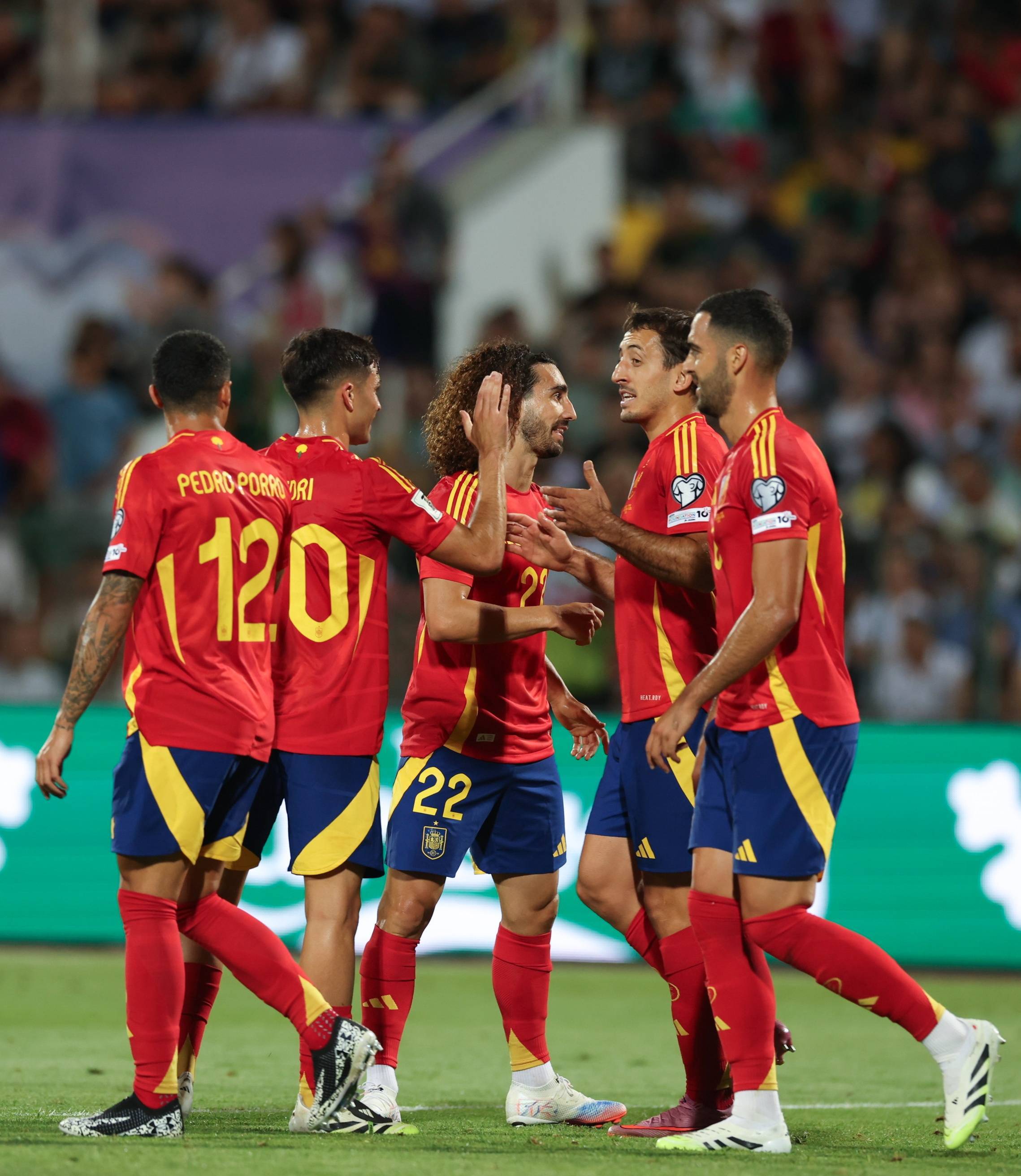 西班牙队球员发挥精彩，西班牙国家队晋级淘汰赛的简单介绍