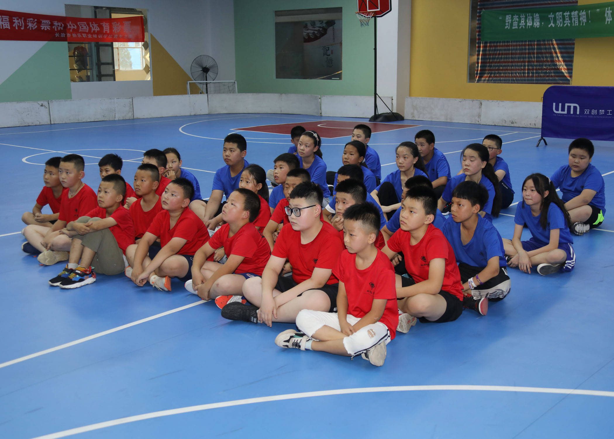 关于篮球技巧传授班开课，学员积极参与的信息